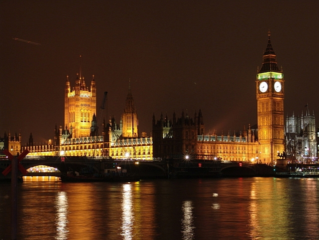 Londyn. Widok w nocy przez Tamizę na podświetlony Big Ben i budynek parlamentu
