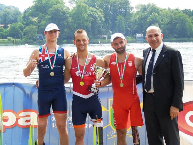 Wśród wygranych na podium stoi Michał Gadowski