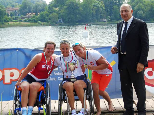 Na podium stoją trzy zwyciężczynie, w tym Polka Jolanta Majka