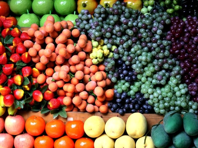 różne warzywa i owoce: truskawki, winogorona, morele, jabłka, itd