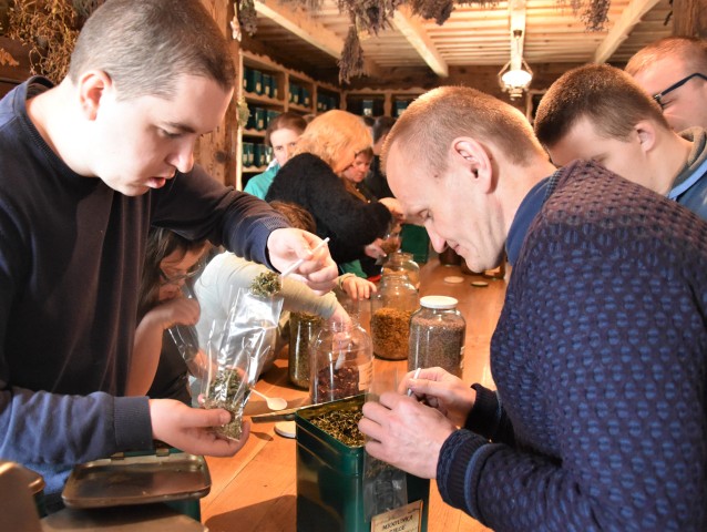 Polacy i Litwini z niepełnosprawnością intelektualną przesypują zioła lub herbatę