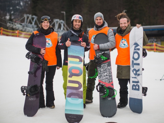 Czwórka uczestników z deskami snowboardowymi