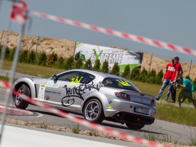 Samochód podczas zawodów motoryzacyjnych