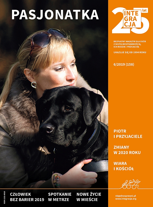Okładka magazynu Integracja. Na zdjęciu młoda kobieta przytula psa. Główny napis brzmi: Pasjonatka