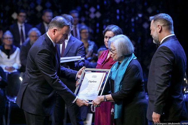 Prezydent Andrzej Duda wręcza dyplom Krystynie Mrugalskiej