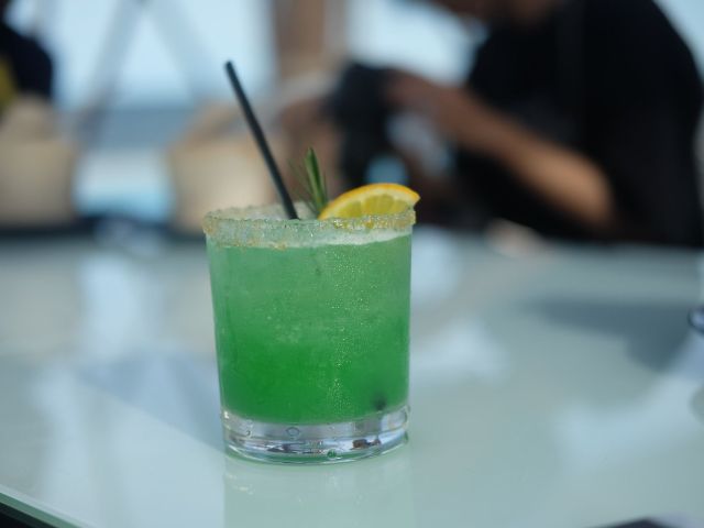 zielony drink w szklance z rurką