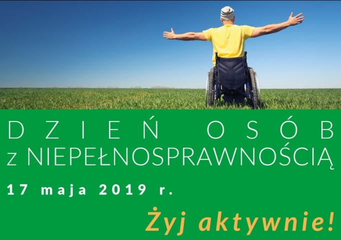 mężczyzna na wózku z rozłożonymi rękami widoczny tyłem, napis Dzień Osób z Niepełnosprawnością 17 maja 2019 żyj aktywnie