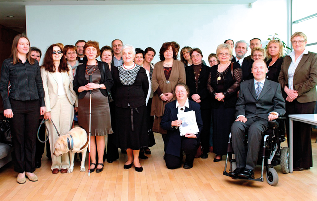 Piotr Pawłowski wraz z przedstawicielami organizacji działających na rzecz osób z niepełnosprawnością - Koalicjana RzeczOsóbz Niepełnosprawnością