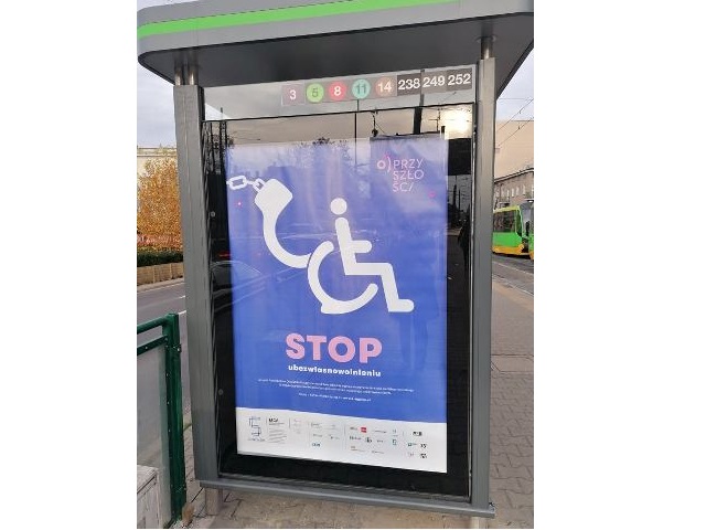 plakat z kampanii stop ubezwłasnowolnieniu na przystanku komunikacji miejskiej