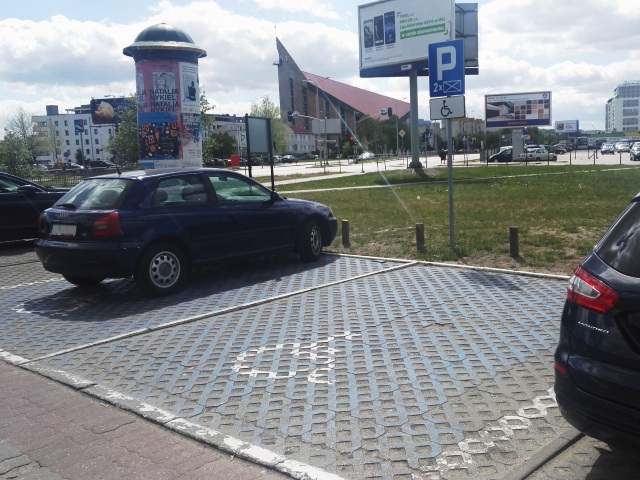 koperta dla osoby z niepełnosprawnością na parkingu