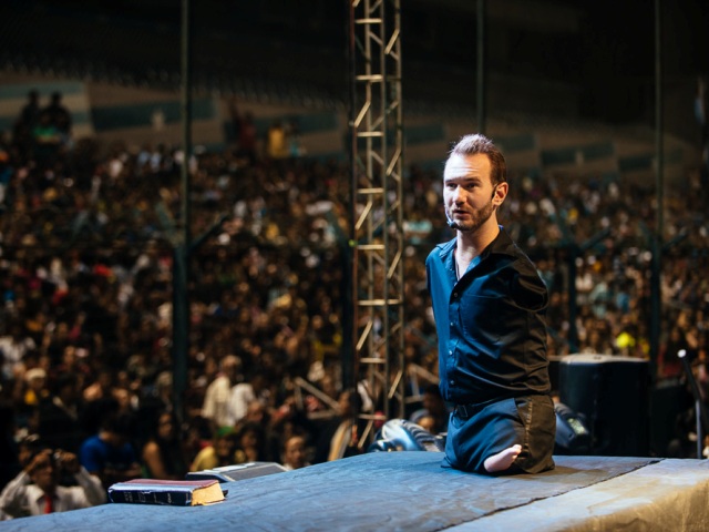 Nick Vujicic na scenie przed publicznością