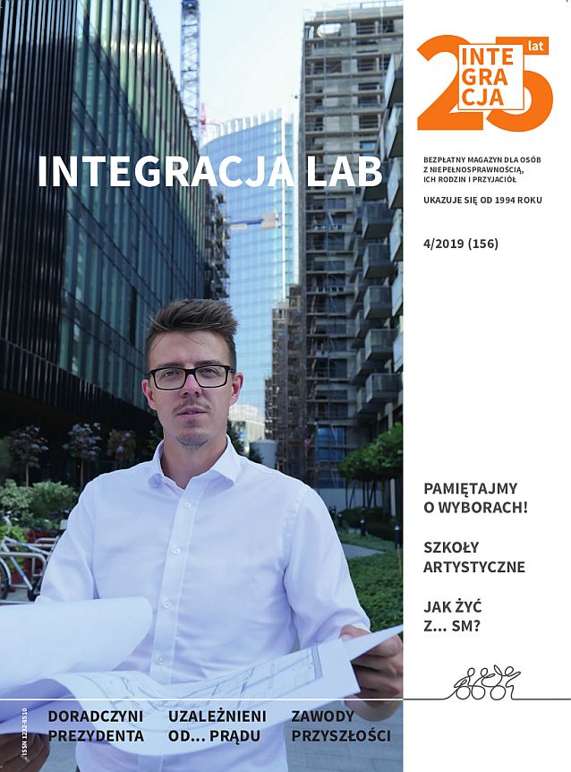 Okładka magazynu Integracja. Na okładce tytuł Integracja LAB i zdjęcie architekta z rozłożonymi planami budynku, w tle wieżowce