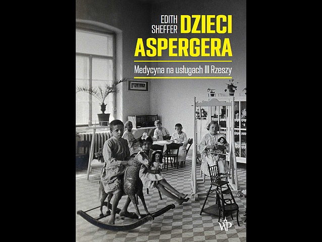 Okładka książki Edith Sheffer pt. Dzieci Aspergera. Medycyna na usługach III Rzeszy. Na okładce czarno-białe zdjęcie dzieci w szpitalnych strojach w bawialni