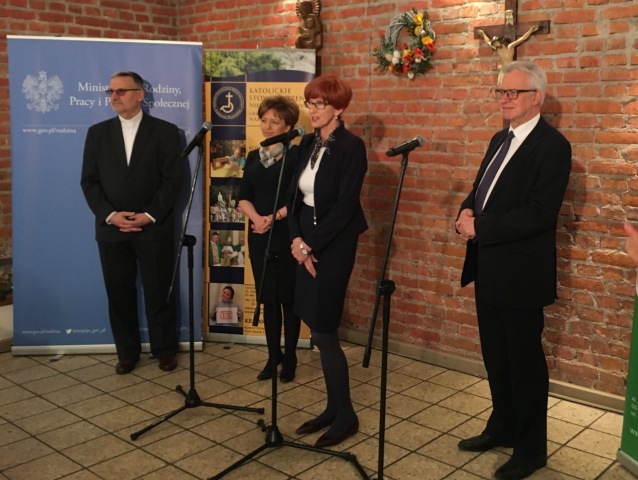 Od lewej: ks. Jurczuk, Marlena Maląg, min. Rafalska, min. Michałkiewicz