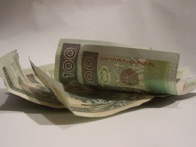 stuzłotowe banknoty leżą