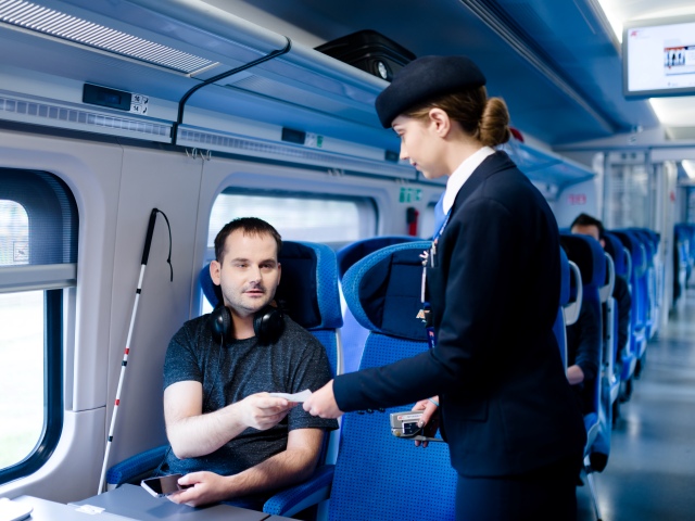 kontrola biletów osoby niewidomej w pociągu