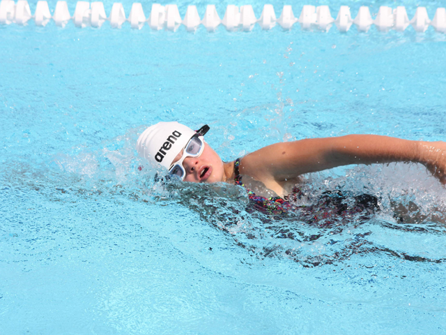 sportowiec z zespołem Downa płynie w basenie