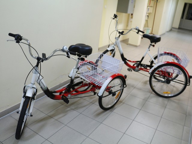 dwa rowery trójkołowe