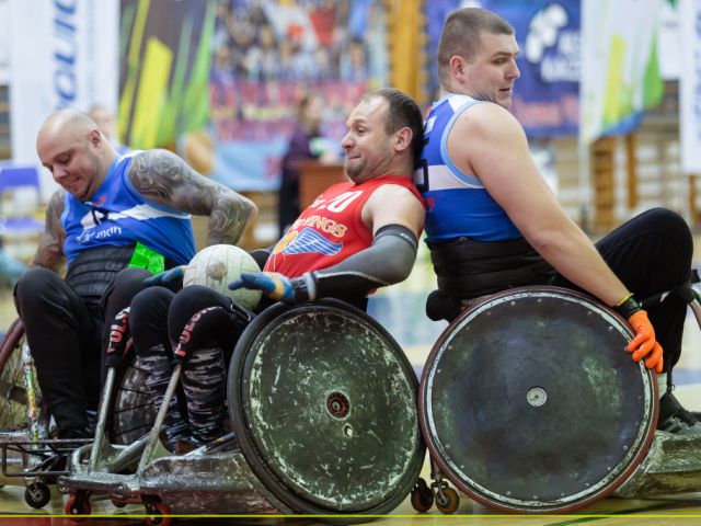 trzech mężczyzn na wózkach podczas gry na boisku