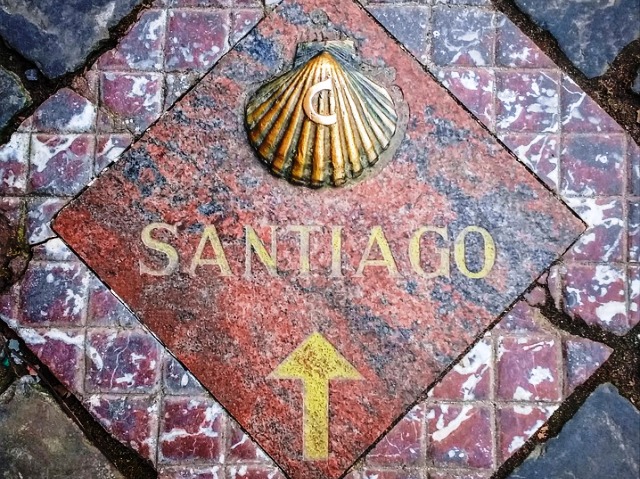 płyta z napisem Santiago wraz ze znakiem muszli