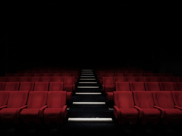 czerwone siedzenia w teatrze