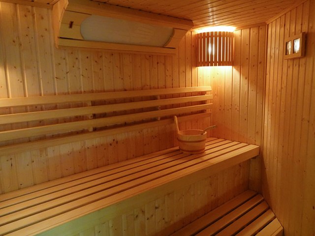 ustroń sauna cała w jasnym drewnie