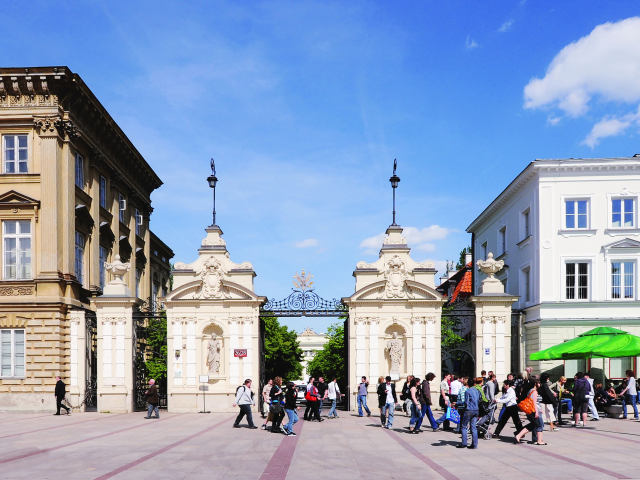 brama główna na kampusie głównym Uniwersytetu Warszawskiego