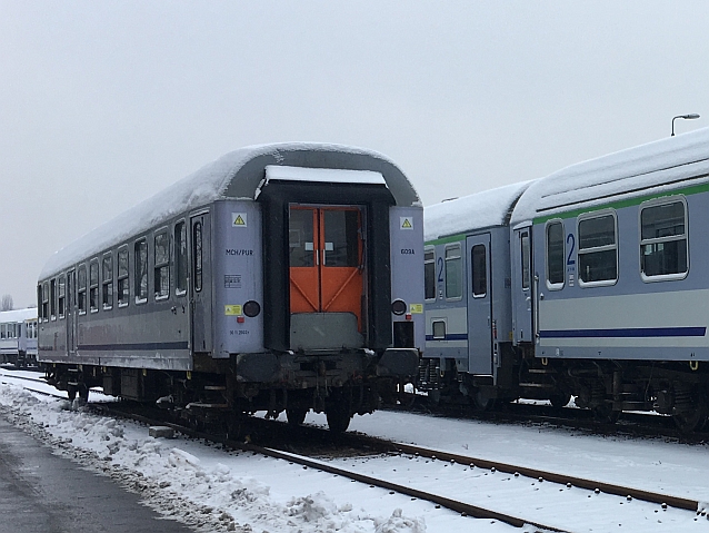 Wagony stojące na bocznicy kolejowej, w zimowej aurze