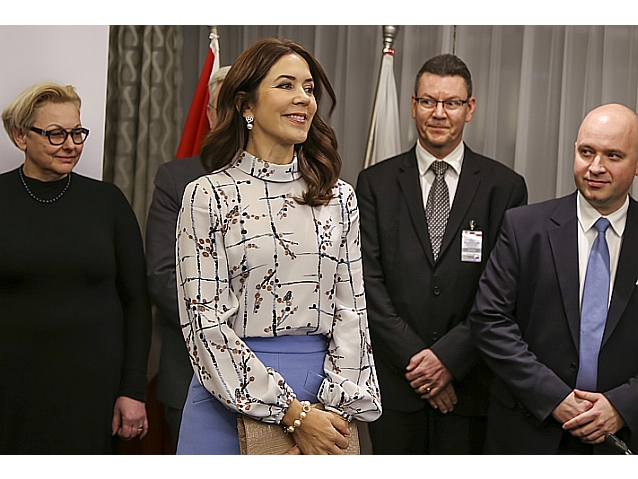 Na pierwszym planie stoi Księżna Danii, w tle cztery osoby, wśród nich Ewa Pawłowska, prezes Integracji