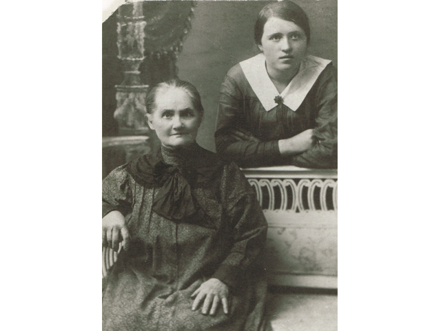 Czarno-białe zdjęcie dwóch kobiet - młodej i starszej