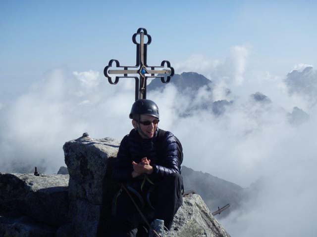 Janka Graban na szczycie, obok krzyża