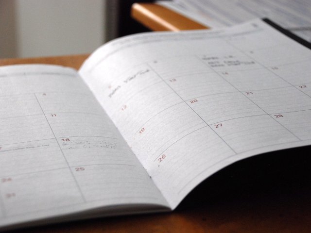 rozłożony kalendarz książkowy