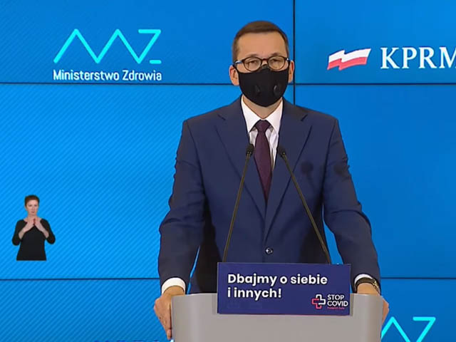 screen z ekranu. Premier Morawiecki na konferencji, obok wklejony bardzo mały tłumacz pjm