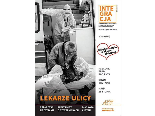 Okładka magazynu Integracja. Na okładce zdjęcie ambulansu pogotowia, przed którym dwoje lekarzy w białych kombinezonach ogląda opuchnięte nogi bezdomnego mężczyzny. Tytuł: lekarze ulicy