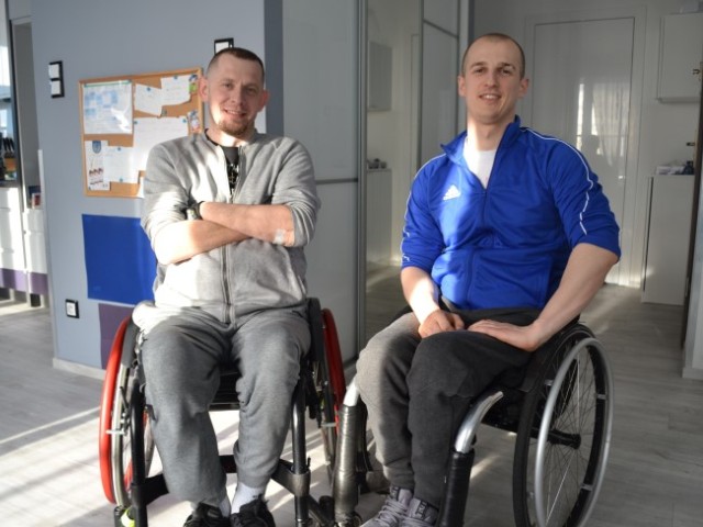 Jarek i Mateusz na wózkach uśmiechnięci pozują do zdjęcia