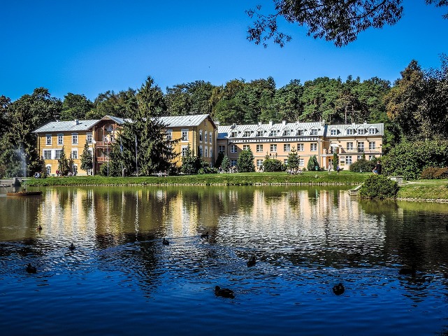 budynek uzdrowiska nad oczkiem wodnym