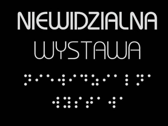 na czarnym tle napis niewidzialna wystawa pod spodem w brajlu