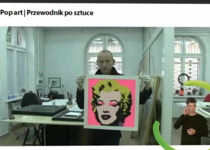 mężczyzna pokazuje portret marlin monroe w prawym rogu tłumacz języka migowego