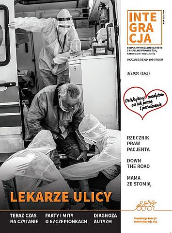 Okładka magazynu Integracja. Na okładce zdjęcie ambulansu pogotowia, przed którym dwoje lekarzy w białych kombinezonach ogląda opuchnięte nogi bezdomnego mężczyzny. Tytuł: lekarze ulicy