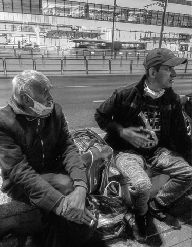 dwóch bezdomnych mężczyzn przy dworcu centralnym