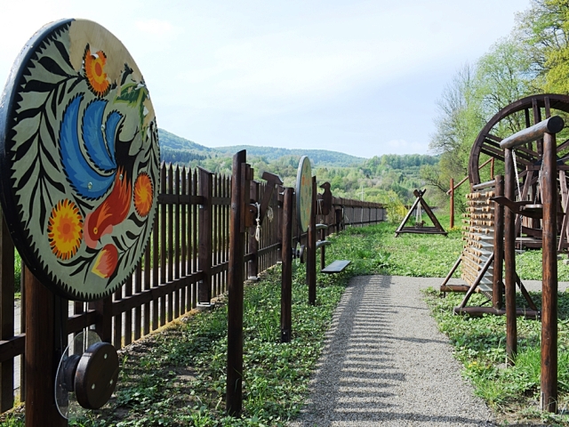 droga dla zwiedzających prowadząca przez skansen