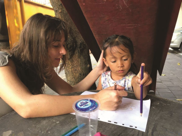 Paulina Kaszuba-Krzepicka rysuje z dziewczyną z Bali w domu dziecka