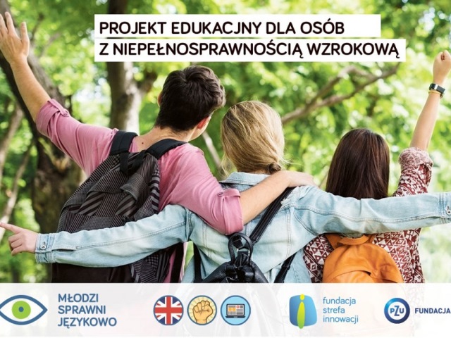 Troje młodych ludzi trzymający się za ramiona tyłem do obiektywu z uniesionymi rękami na górze napis projekt edukacyjny dla osób z niepełnosprawnością wzrokową, na dole loga