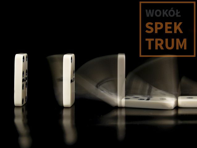 Przewracające się kostki domina. Nad nimi napis: wokół spektrum