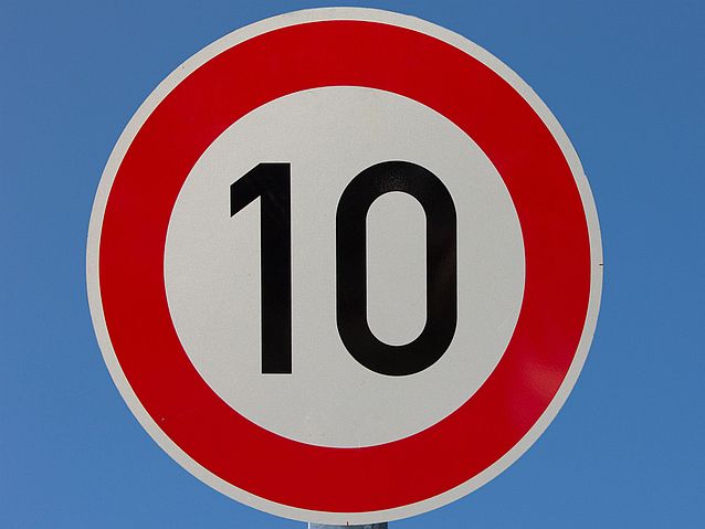 Znak drogowy z liczbą 10 w czerwonym obramowaniu