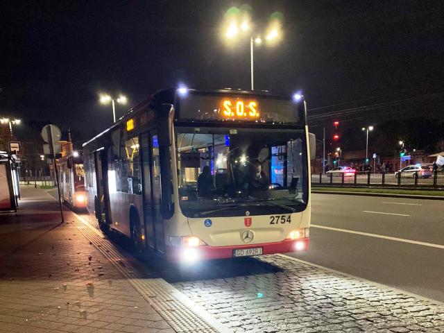 gdański autobus z podświetlanym napisem SOS