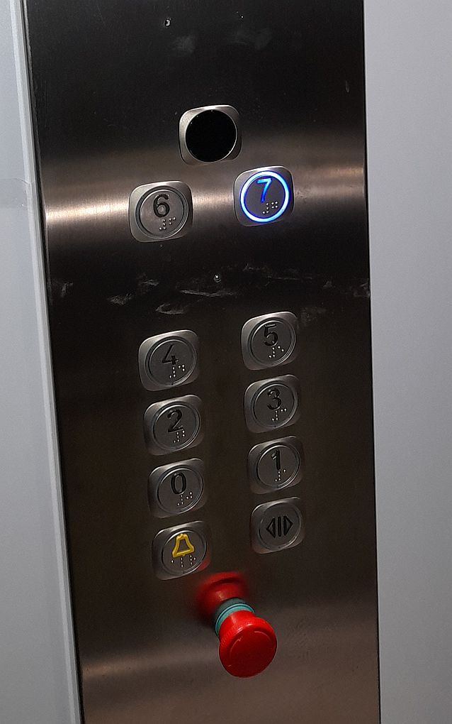 Panel w windzie z przyciskami z alfabetem Braille'a