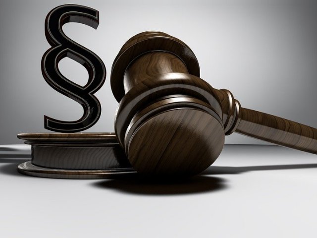 Fot. z Pixabay, sądowe atrybuty jako symbol pomocy prawnej