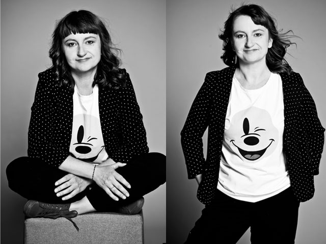 Dwa zdjęcia Agaty. Na jednym siedzi, a na drugim stoi. NA obu zdjęciach jest uśmiechnięta, ma czarną w kropki marynarkę, koszulkę i czarne spodnie