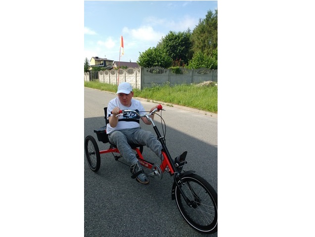 Bartosz Bigoszewski na ulicy na trójkołowym rowerze